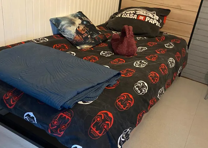 Maison Atypique 5 Couchages ,2 Lits Doubles Et Un Lit Simple ! Avec Un Grand Terrain !animaux Bienvenus !wifi Netflix Ecran Plat 4k *